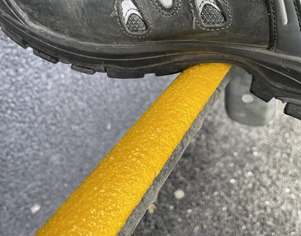 Kompositt antiskli på stigetrinn