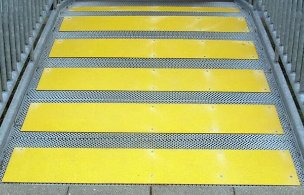 Kompositt antiskli for gangbane og trapp