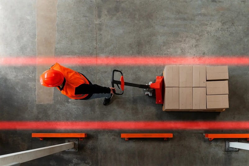 Strek-prosjektor som viser linjemerking på gulv